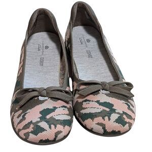 Clarks Cloudstopper Carly Hope Camouflage olive pink ballet flats bow size 7.5M